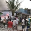 Wrag adan tetaggan sudah berdatangan membantu memadakam api yang membakar rumah Sapa'in, warga desa Desa Sumberagung, Kecamatan Jaken, Kabupaten Pati, Jawa Tengah, hangus dilalap api pada Kamis pagi, 5 Feberuari 2026.. Namun hanya menggunakan ember, sehingga rumah menjadi arang dan abu. Foto: ist