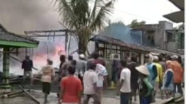 Wrag adan tetaggan sudah berdatangan membantu memadakam api yang membakar rumah Sapa'in, warga desa Desa Sumberagung, Kecamatan Jaken, Kabupaten Pati, Jawa Tengah, hangus dilalap api pada Kamis pagi, 5 Feberuari 2026.. Namun hanya menggunakan ember, sehingga rumah menjadi arang dan abu. Foto: ist