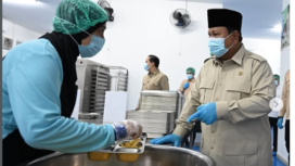 Presiden Prabowo Subiyanto memeriksa masalah chep dalam acara peresmian 1.170 SPPG milik Polri di Jakarta, 13 Februari 2026. Foto: BGN