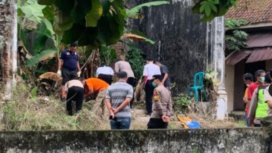 Polisi Polres Jombang melakukan penyelidikan atas temuan dua jasad diduga kuat ibu dan anak di sebuah bangunan bekas asrama polisi di Polos, Jombang, Rabu 25 Februari 2026. Foto: dok/ polres jombang