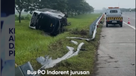 Diduga kelelhan dan mengantuk, sopir PO Indondent jurusan Malang-Jakarta, menambak beagian truk, hingga terguling di sisi jalan tol KM 566 Ngawi Solo, Kamis 12 Febarui 2026. Foto: Instagram@portalJTV 