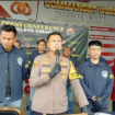 Kapolres Cimahi AKBP Niko Adi Putra, konferensi pers,  Minggu, 15 Februari 2026, terkait pengungkapan kasus kriminal yang meliabtakan korban dan pelaku di bawah umur itu. Foto: poskota.com