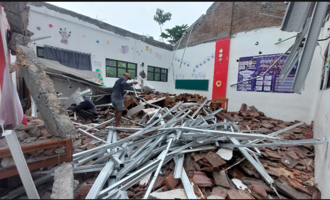 
					Dirahb tahun 2024 menggunakan rangka galvalum, tiga kelas SDN pamatan 2, Tongsa, Probolinggo tahun 2024 , sekolah itu mendapat pryek rehabilitasi perbaikan atap menggunakan galvalum, dan pada hari Sabtu dinihari atap itu ambrol. Foto: Ist