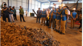 Bupati Jombang Warsubi melakukan peninjauan ke lokasi tempat pengolahan sampah akhir di wilayah Jombang. Foto: jombanglkab.go.,id