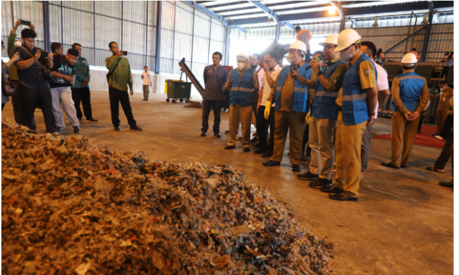 
					Bupati Jombang Warsubi melakukan peninjauan ke lokasi tempat pengolahan sampah akhir di wilayah Jombang. Foto: jombanglkab.go.,id
