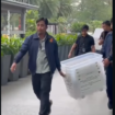 Tim pengeledah dari Barekrim Polri menangkut barang bukti dari kantor PT Shanken Sekuritas di Jakarta, Selasa 3 Januari 2026. Perusahaan sekuritas ini adalah penjamin IPO PT Multi Makmur Lemindo (PIPA). Foto: Instagram@kumparancom