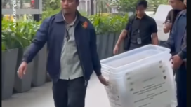 Tim pengeledah dari Barekrim Polri menangkut barang bukti dari kantor PT Shanken Sekuritas di Jakarta, Selasa 3 Januari 2026. Perusahaan sekuritas ini adalah penjamin IPO PT Multi Makmur Lemindo (PIPA). Foto: Instagram@kumparancom