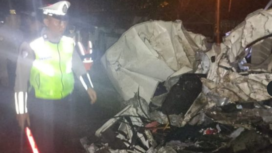 Kondisi kendaraan Sigra benar-benar memet pasca tabrakan melawan KA Sembrani, di perlintasan sebidang di perlintasan tanpa palang pintu KM 67+01, Desa Datinawong, Kecamatan Babat, Kabupaten Lamongan, Jawa Timur., Rabu malam, 4 Febaruari 2026. Foto: Ist