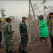 Aparat keamanan Polisi, Tentara dan BPBD Lumajang memberi arah kepada warga sekitar Curah Konbokan, Lumajang Selatan, agar menghindar dari bahaya erupsi Semeru, yang terjadi pagi tangi pukul 05.30, Sabtu 14 Febaruari 2026. Foto: Ist