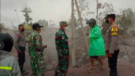 Aparat keamanan Polisi, Tentara dan BPBD Lumajang memberi arah kepada warga sekitar Curah Konbokan, Lumajang Selatan, agar menghindar dari bahaya erupsi Semeru, yang terjadi pagi tangi pukul 05.30, Sabtu 14 Febaruari 2026. Foto: Ist