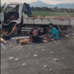 Ban pecah menyebabkan kecel;akaan tunggal di KM 713, Tol Surabaya-Mojokerto, Senin 16 Febaruari 2026. Menyebab muatan berupa buah durian tercecer di jalanan. Foto: Instagram@surabayaterkini