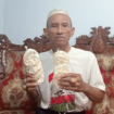 Sutaji (66), pedagang kerupuk keliling dari Dusun Budug, Desa Tugusemberjo, Kecamatan Peterongan, Kabupaten Jombang, Jawa Timur, akhirnya dipastikan berangkat haji musim 2026, bersama istrinya. Foto; swarajombang.com/ elok apriyanto