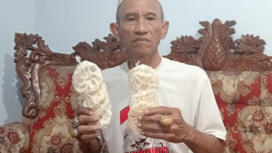 Sutaji (66), pedagang kerupuk keliling dari Dusun Budug, Desa Tugusemberjo, Kecamatan Peterongan, Kabupaten Jombang, Jawa Timur, akhirnya dipastikan berangkat haji musim 2026, bersama istrinya. Foto; swarajombang.com/ elok apriyanto