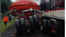 Terjadi tabrakan antara sebuah trailer melawan KA Commuter di depat Stasiun batuceper, Tangerang. Dalam insiden ini tidak korban luka berat, hanya luka ringan Terjadi, Jumat 06.30 pagi, 20 Febaruari 2026. Foto: Instagram_info_tangerang