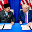 Presiden Amerika Serikat Donald Trump dan Presiden RI Prabowo Subiyanto menekan perjanjian pengenaan tarif impor/ ekspor kedua negara, di Washington DC. Foto: Ist