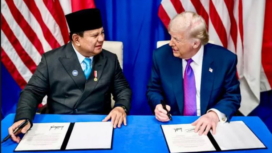 Presiden Amerika Serikat Donald Trump dan Presiden RI Prabowo Subiyanto menekan perjanjian pengenaan tarif impor/ ekspor kedua negara, di Washington DC. Foto: Ist