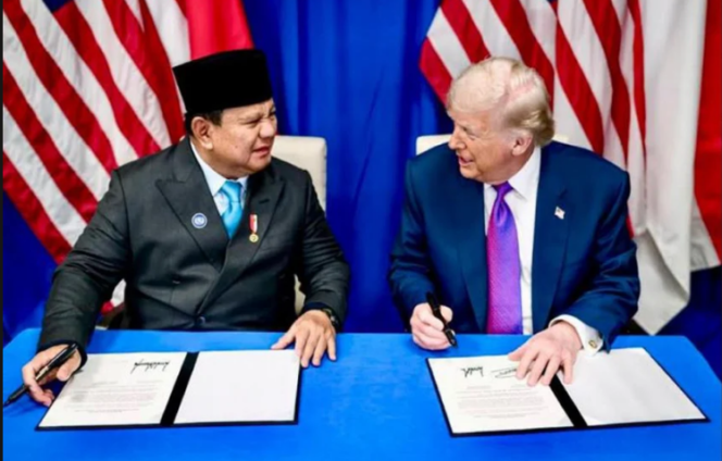 
					Presiden Amerika Serikat Donald Trump dan Presiden RI Prabowo Subiyanto menekan perjanjian pengenaan tarif impor/ ekspor kedua negara, di Washington DC. Foto: Ist 
