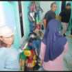 Polisi menggeledah rumah tersangka, setelah muncul sinyal GPS. Petugas segera menuju lokasi rumah terduga, dan berhasil mendapatkan barang bukti koper-koper pencurian itu. Foto: pantura.com