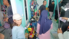 Polisi menggeledah rumah tersangka, setelah muncul sinyal GPS. Petugas segera menuju lokasi rumah terduga, dan berhasil mendapatkan barang bukti koper-koper pencurian itu. Foto: pantura.com