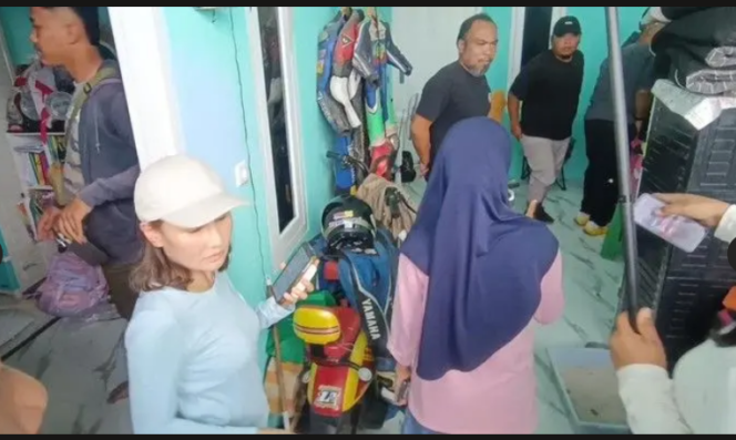 
					Polisi menggeledah rumah tersangka, setelah muncul sinyal GPS. Petugas segera menuju lokasi rumah terduga, dan berhasil mendapatkan barang bukti koper-koper pencurian itu. Foto: pantura.com 