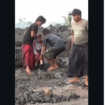 Vita, pelajar SDN kelas IV, bersama ayahnya berhasil diselamatkan warga saat terseset air deras yang meluap di Sungai Regoyo, Lumajang, akibta lahan dingin gunugn Semeru. Foto: Instagram@mediaindonesia