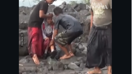 Vita, pelajar SDN kelas IV, bersama ayahnya berhasil diselamatkan warga saat terseset air deras yang meluap di Sungai Regoyo, Lumajang, akibta lahan dingin gunugn Semeru. Foto: Instagram@mediaindonesia