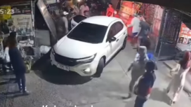Warga pasara Tapen Kudu, Jombang, langsung mengepung mobil putih, ketika terdengar teriakan. Mereka berhasil menggagalkan penculikan seorang warga berasal dari Tarik Sidoarjo, Jumat pukul 04.00, 30 Januari 2026. Foto: ist