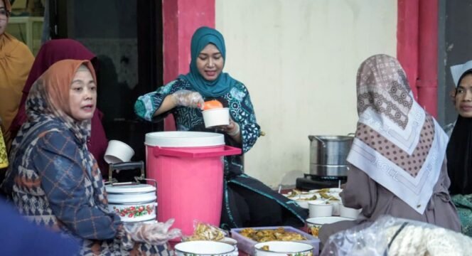 
					Buka Puasa Bersama, Ning Ita Hadirkan Kebersamaan Lewat Rantangan. Ist
