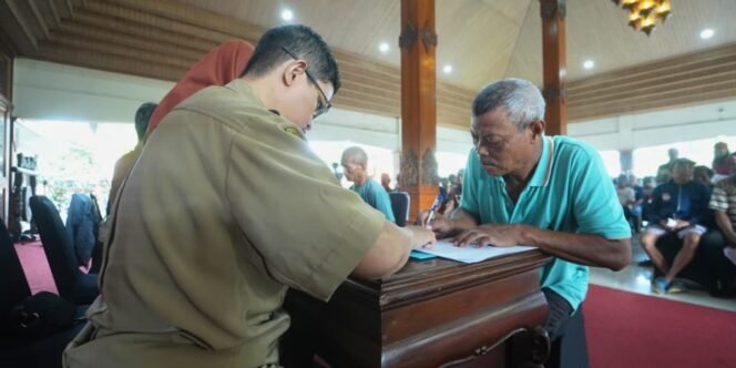 
					Pemkot Mojokerto Ringankan Beban Tukang Becak Jelang Idul Fitri. Ist