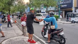 Tradisi berbagi ini bukan sekadar memberi makanan, melainkan menumbuhkan solidaritas sosial. Ist