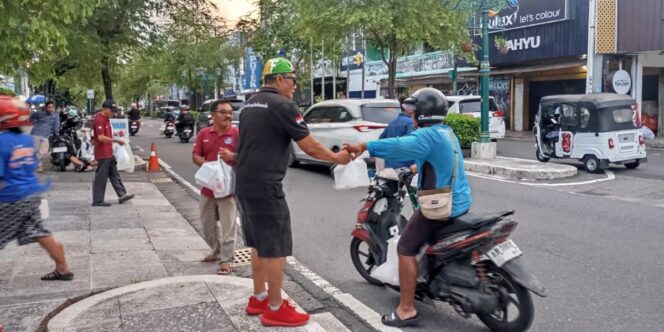 
					Tradisi berbagi ini bukan sekadar memberi makanan, melainkan menumbuhkan solidaritas sosial. Ist