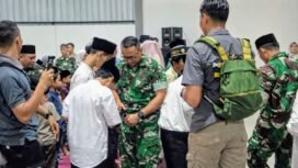 Komandan Kodim 0815 Mojokerto, Letkol. Inf. Abi Swanjoyo, S.Hub.Int,berbagi santunan pada anak yatim. Foto: Gandung