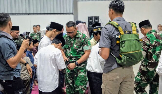 
					Komandan Kodim 0815 Mojokerto, Letkol. Inf. Abi Swanjoyo, S.Hub.Int,berbagi santunan pada anak yatim. Foto: Gandung 