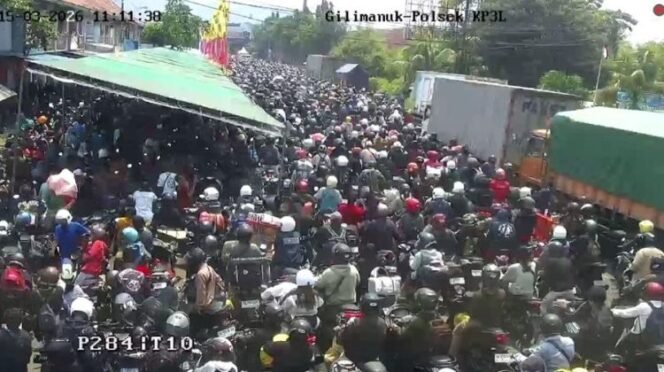 
					Macet puluhan kilometer