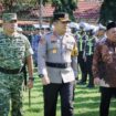 Kapolres Jombang bersama Dandim 0814 dan Wabup Jombang saat periksa pasukan