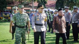 Kapolres Jombang bersama Dandim 0814 dan Wabup Jombang saat periksa pasukan