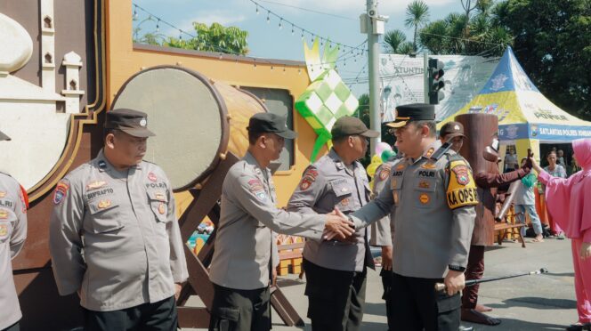 
					Kapolres Jombang bersama rombongan saat kunjungi salah satu Pospam Operasi Ketupat Semeru 2026