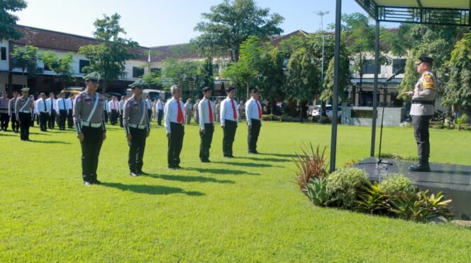 
					keenam personel Polres Jombang saat ikuti upacara penerimaan penghargaan