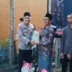 Kapolres Jombang saat bagikan zakat fitrah