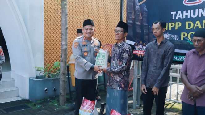 
					Kapolres Jombang saat bagikan zakat fitrah