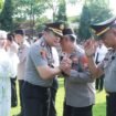 Kapolres Jombang tengah berjabatan tangan dengan para personelnya
