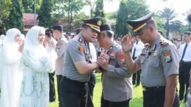 Kapolres Jombang tengah berjabatan tangan dengan para personelnya