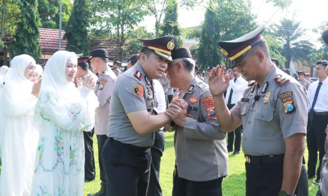 
					Kapolres Jombang tengah berjabatan tangan dengan para personelnya