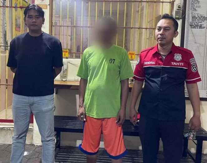 
					tersangka diapit petugas