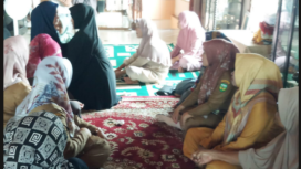 Istri Miswar, Marliani Ahmad (47), tinggal di Kelurahan Pattedong, Kecamatan Ponrang Selatan, Luwu. Tetangga kanan kiri telah mendatangi rumah keluarga Miswar Paturusi untuk menguatkan keluargannya. Foto: Ist