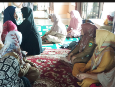 Istri Miswar, Marliani Ahmad (47), tinggal di Kelurahan Pattedong, Kecamatan Ponrang Selatan, Luwu. Tetangga kanan kiri telah mendatangi rumah keluarga Miswar Paturusi untuk menguatkan keluargannya. Foto: Ist