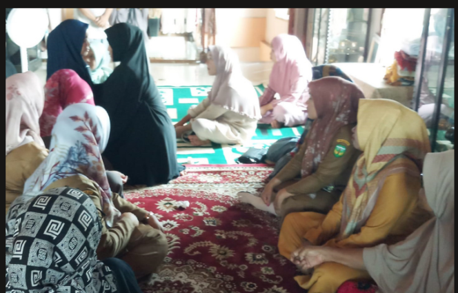
					Istri Miswar, Marliani Ahmad (47), tinggal di Kelurahan Pattedong, Kecamatan Ponrang Selatan, Luwu. Tetangga kanan kiri telah mendatangi rumah keluarga Miswar Paturusi untuk menguatkan keluargannya. Foto: Ist