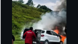 Insiden kebakaran menimpa sebuah kendaraan Ford EcoSport di KM 499 Semarang-Solo, terjadi Sabtu siang 21 Maret 2026. Sopir dan dua penumpang yang ada dalam kendaraan berhasil lolos dari mobil yang terbakar. Foto: Instagram@jejek.1menit