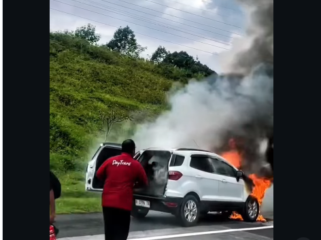 Insiden kebakaran menimpa sebuah kendaraan Ford EcoSport di KM 499 Semarang-Solo, terjadi Sabtu siang 21 Maret 2026. Sopir dan dua penumpang yang ada dalam kendaraan berhasil lolos dari mobil yang terbakar. Foto: Instagram@jejek.1menit