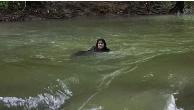 
					Detik-detik sebelum Luna Maya terseret derasnya arus sungai hingga sempat tenggelam saat menjalani adegan ekstrem untuk film 'SUZZANNNA: Santet Dosa di Atas Dosa' (Foto: Dok.POPLICIST Publicist/Soraya Intercine Films)